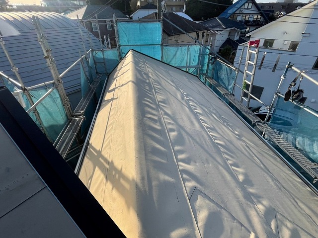 スレート屋根から横暖ルーフを使った屋根カバー工事を行いました！川口市屋根カバー工事　横暖ルーフαｓ　ニチハ　センタールーフ　スレートボロボロ　ガルバリウム鋼板　